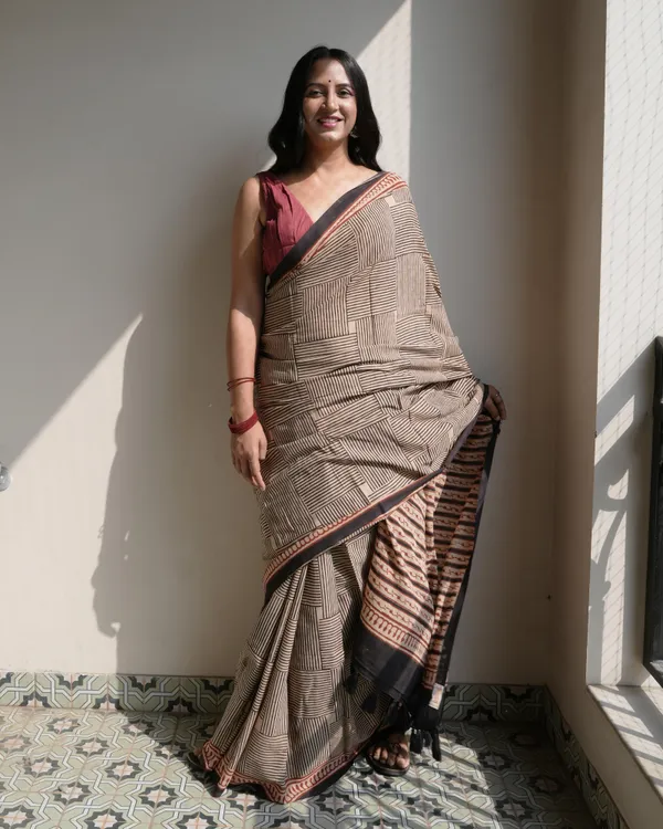Black_Cotton_Silli_Print_Mul_Saree_With_Tassels_For_Women